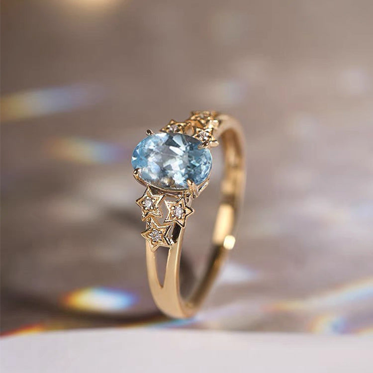 Eleganter Goldring mit strahlendem blauen Kristall