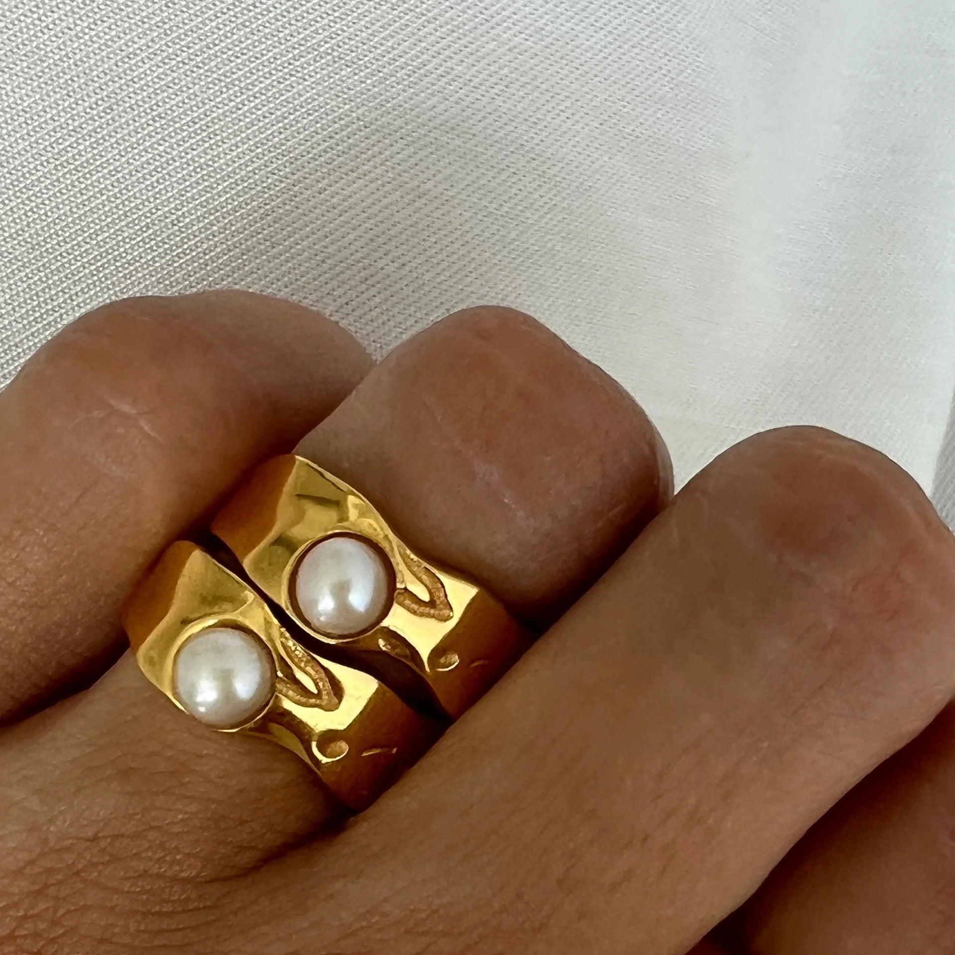 Eleganter Ring mit natürlichen Goldperlen