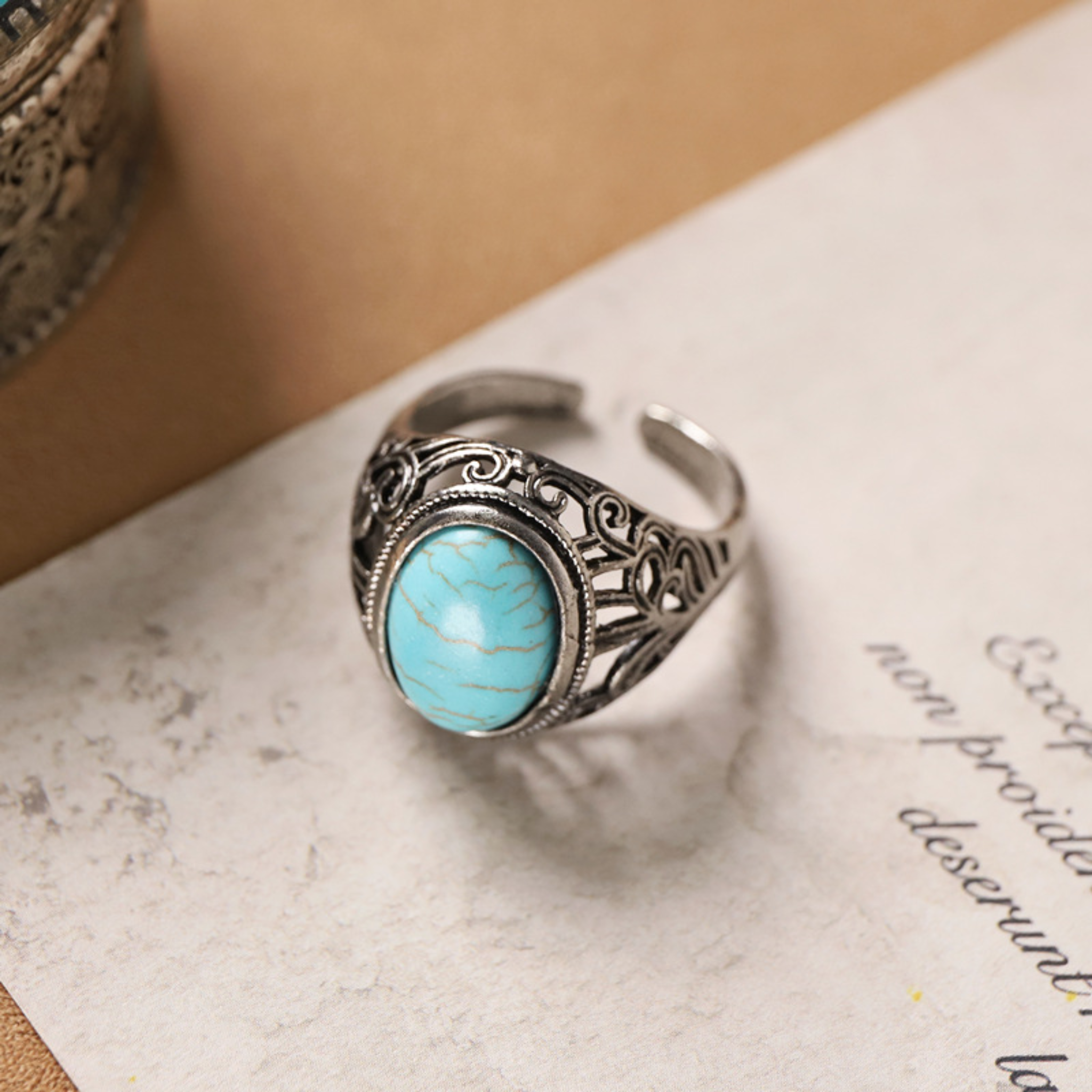 Klassischer bunter Edelstein-Ring im Stapel-Design