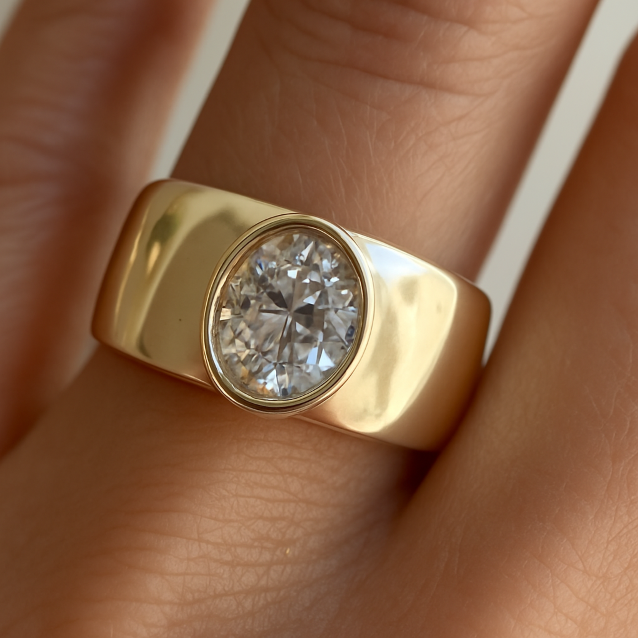 Eleganter Goldring mit Vintage-Zirkonia