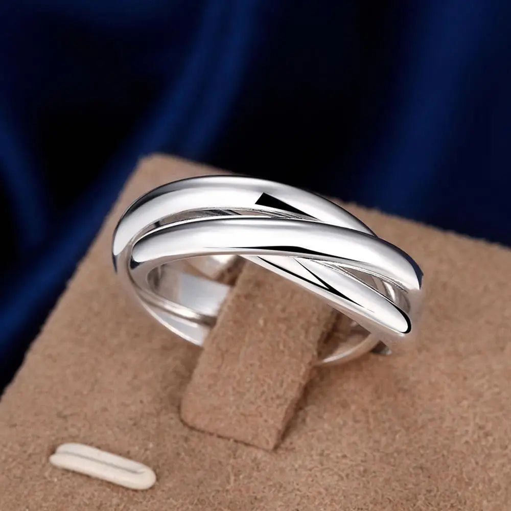 "Romantischer Charm-Ring aus Sterlingsilber" könnte umformuliert werden als: "Charmanter Sterlingsilber-Ring mit romantischem Design".