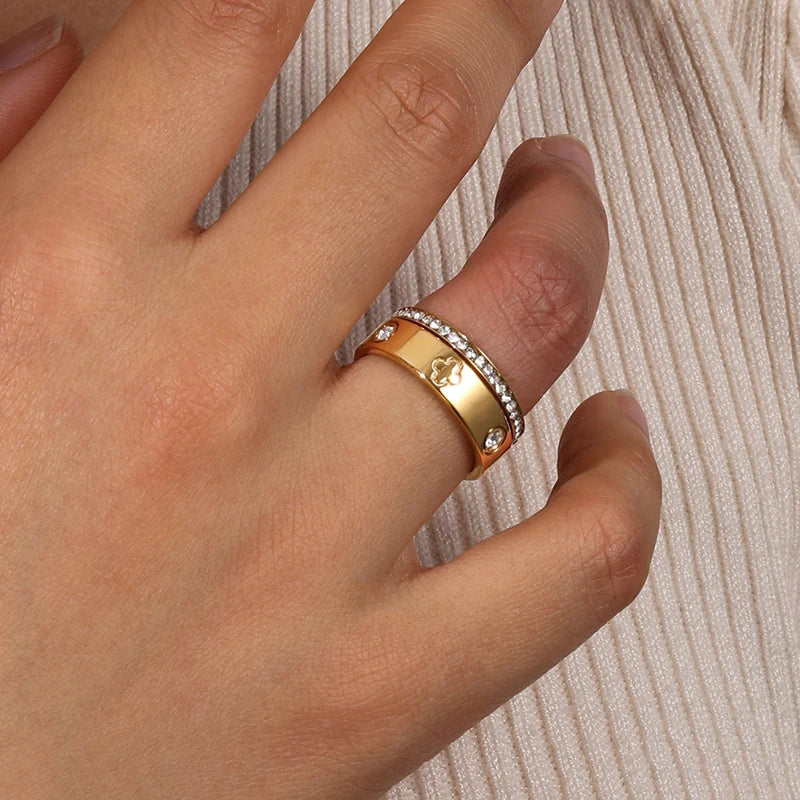 Strahlendes Kleeblatt mit Kristallring