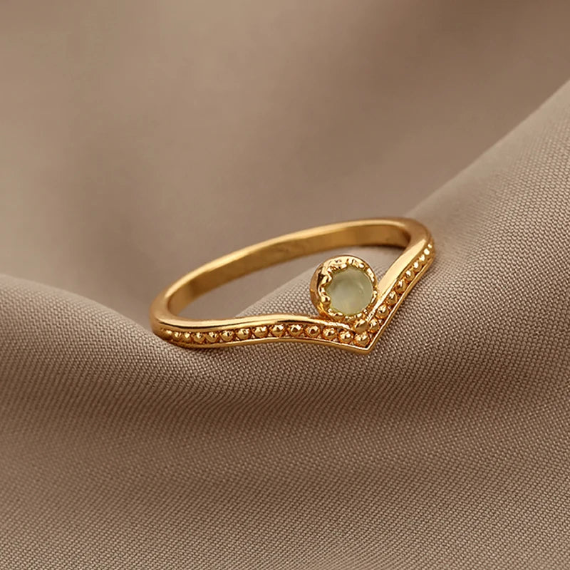 Eleganter Goldring mit Wassertropfen-Opal und Krone