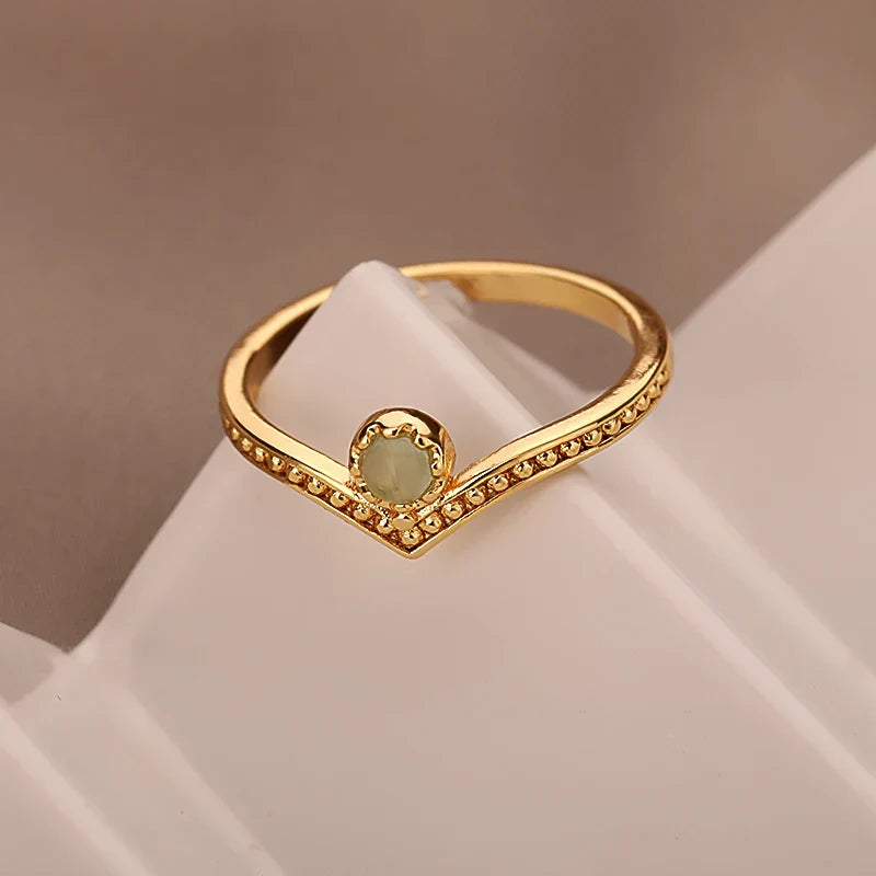 Eleganter Goldring mit Wassertropfen-Opal und Krone