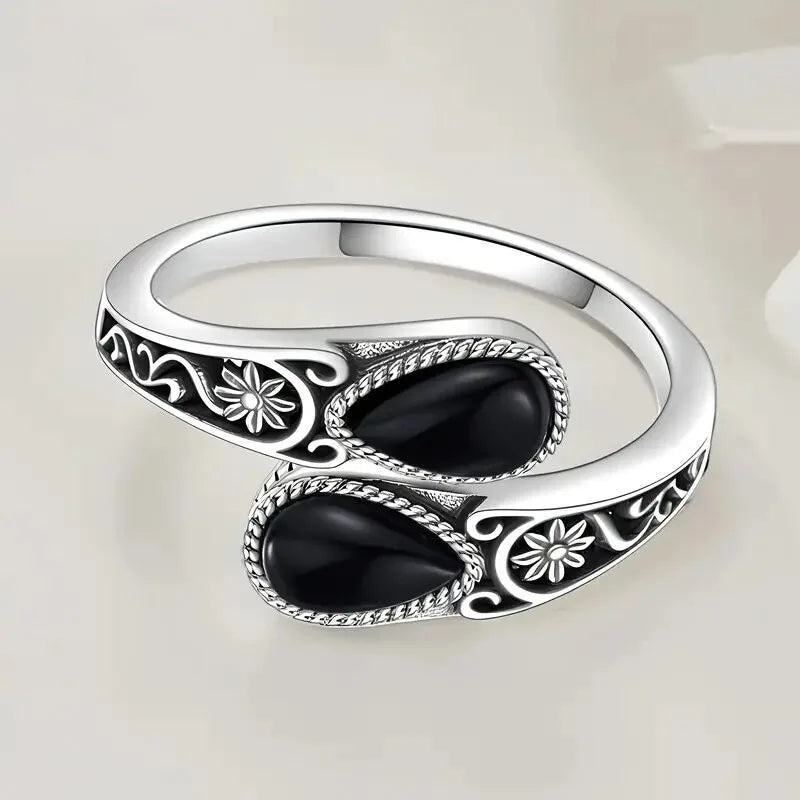 Eleganter Ring mit Mondstein und Blumenmotiv