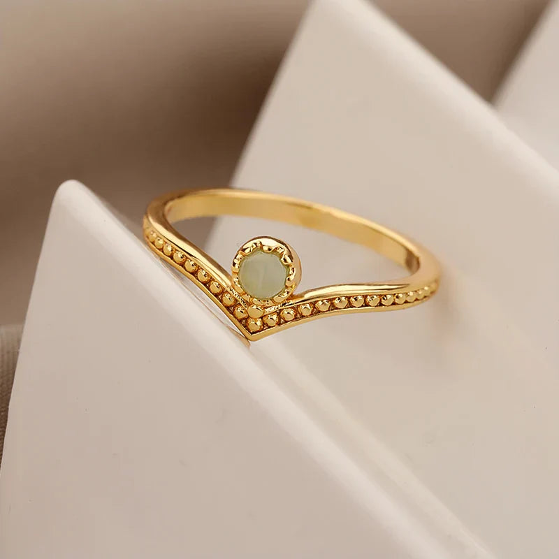 Eleganter Goldring mit Wassertropfen-Opal und Krone