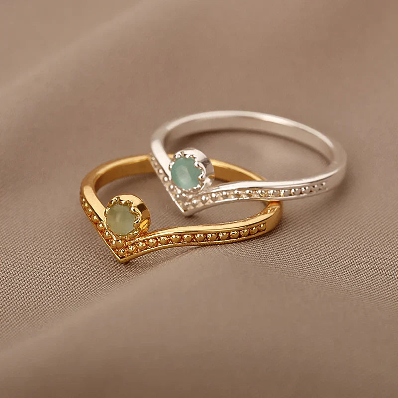 Eleganter Goldring mit Wassertropfen-Opal und Krone