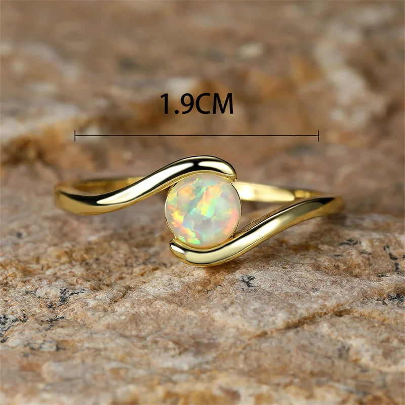Zeitloser runder Ring mit weißem Feueropal im Regenbogen-Design