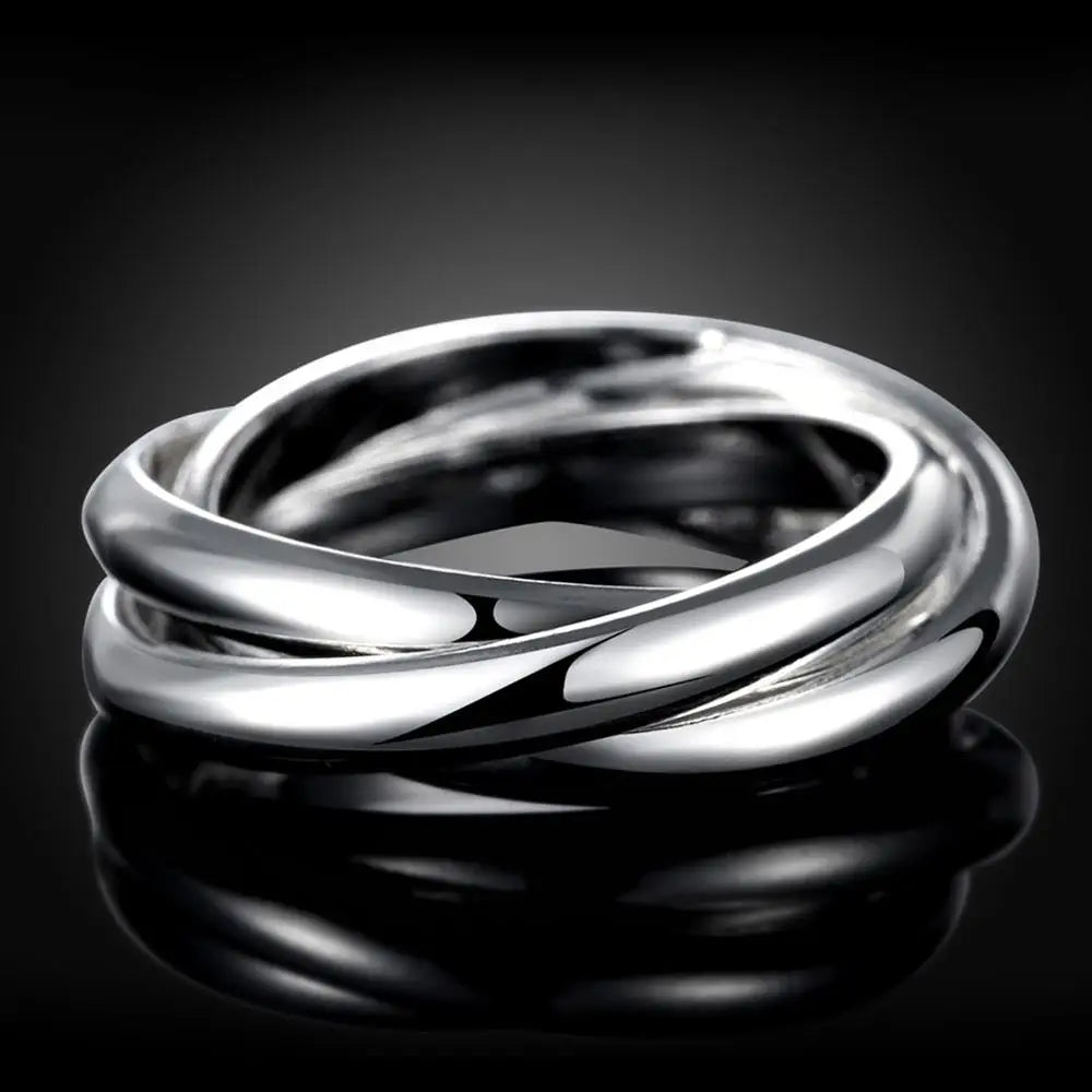 "Romantischer Charm-Ring aus Sterlingsilber" könnte umformuliert werden als: "Charmanter Sterlingsilber-Ring mit romantischem Design".