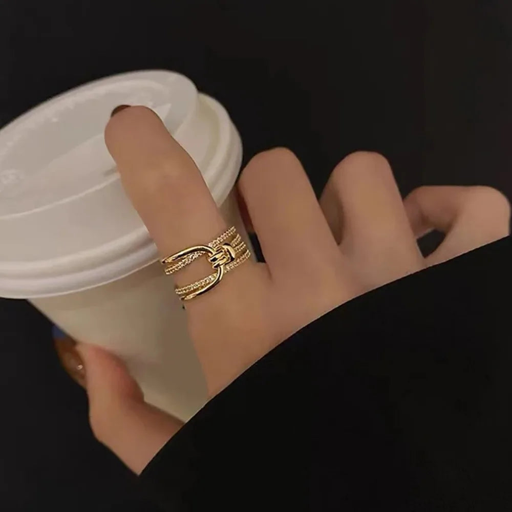 Goldene Doppelband-Ring mit Kettendesign