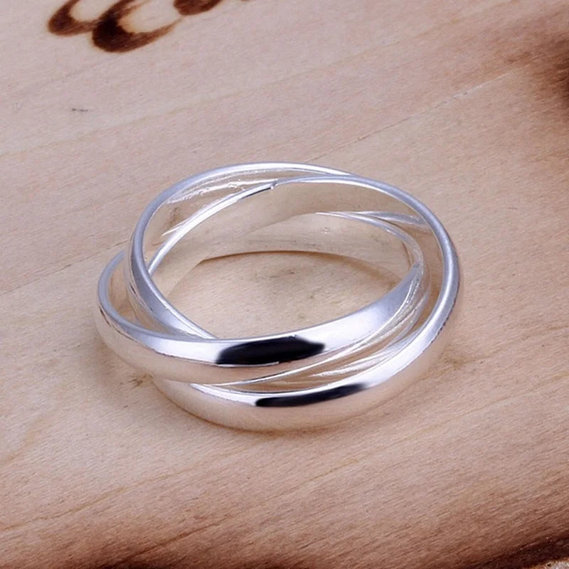 "Romantischer Charm-Ring aus Sterlingsilber" könnte umformuliert werden als: "Charmanter Sterlingsilber-Ring mit romantischem Design".