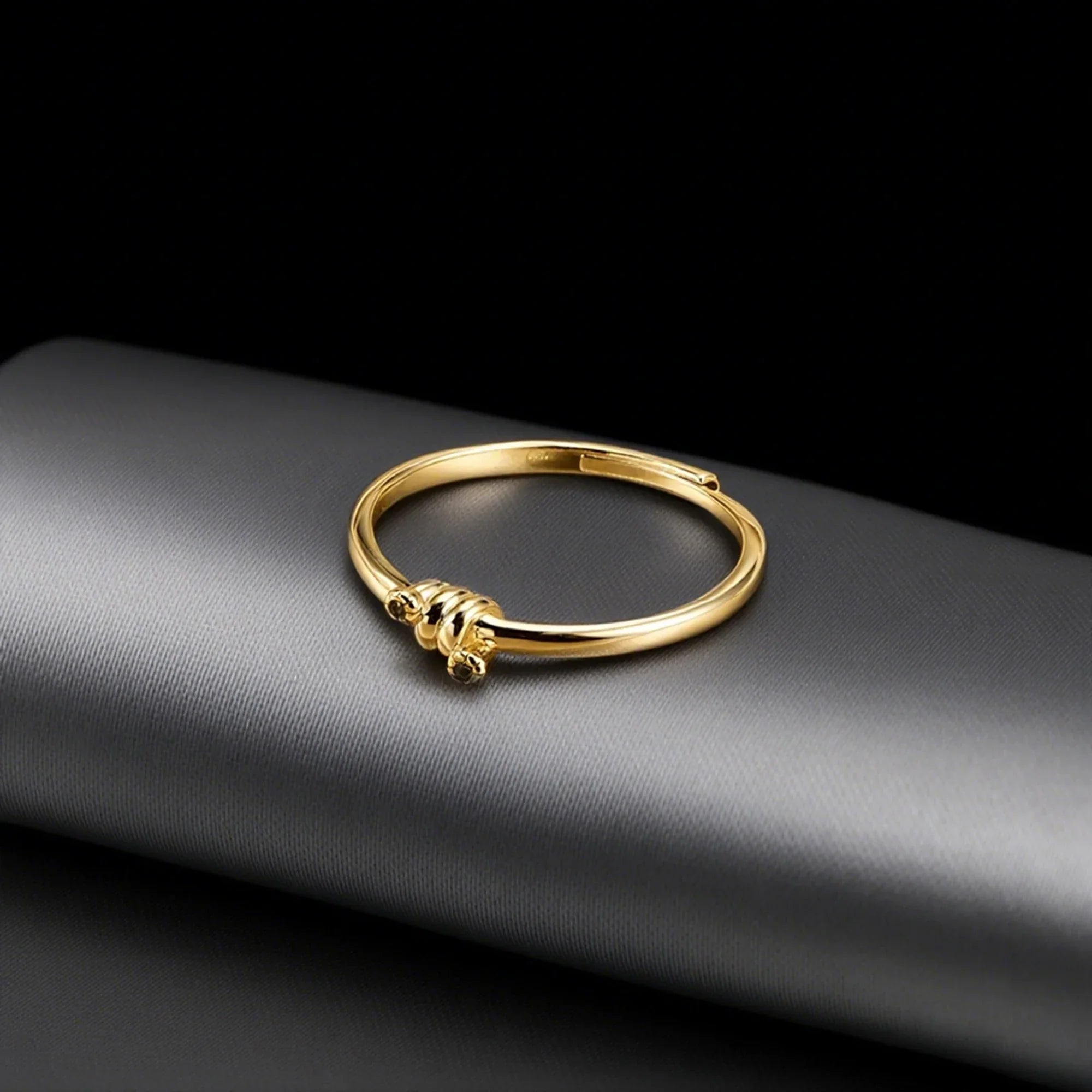 "Eleganter kleiner Kristallring" can be rewritten as "Stilvoller kleiner Kristallring".