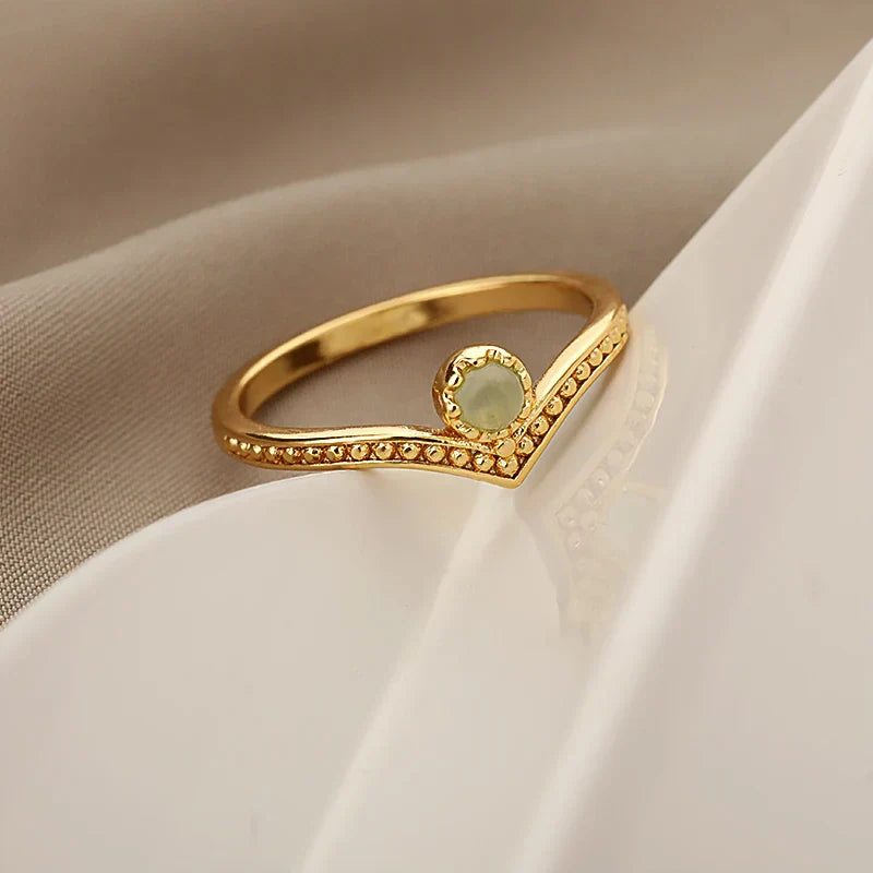 Eleganter Goldring mit Wassertropfen-Opal und Krone