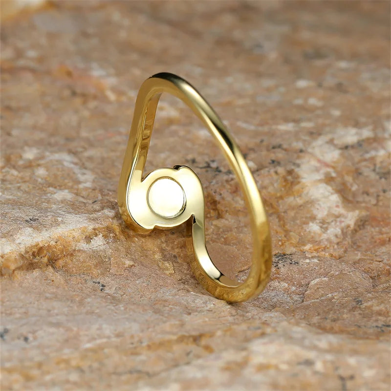 Zeitloser runder Ring mit weißem Feueropal im Regenbogen-Design