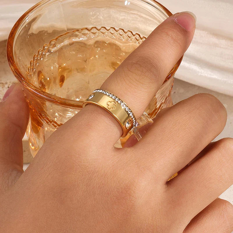 Strahlendes Kleeblatt mit Kristallring