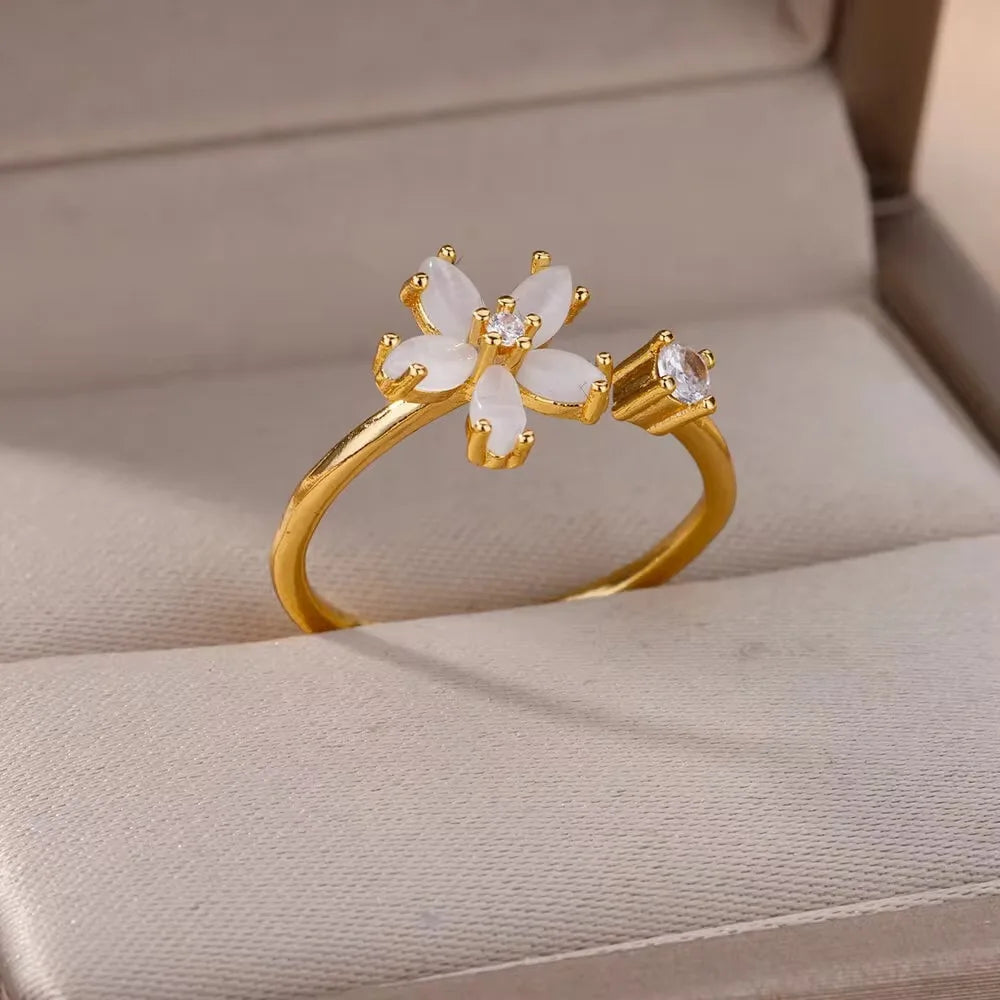 Romantischer Ring mit fünf Blütenblättern aus Gold und Zirkon