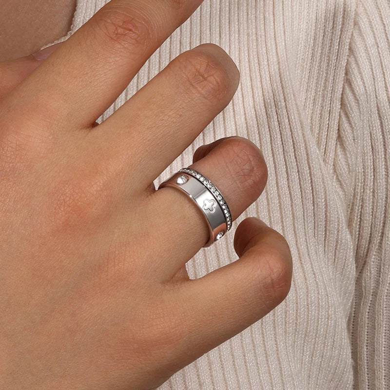 Strahlendes Kleeblatt mit Kristallring