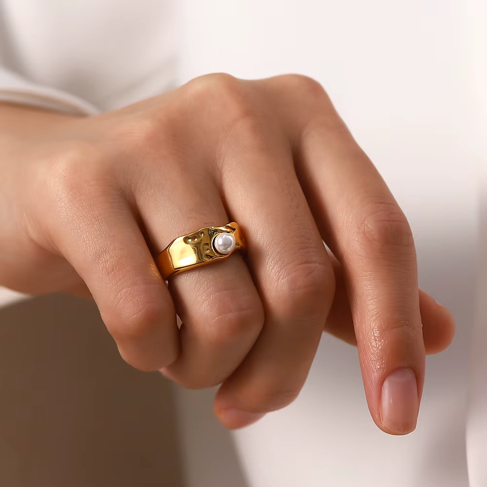 Eleganter Ring mit natürlichen Goldperlen